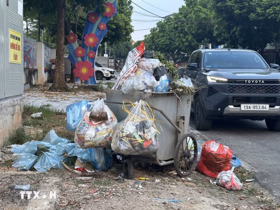 Rác thải ùn ứ tại các khu dân cư trên đường Đào Sùng Nhạc, phường Vĩnh Phúc. (Ảnh: Nguyễn Thảo/TTXVN)