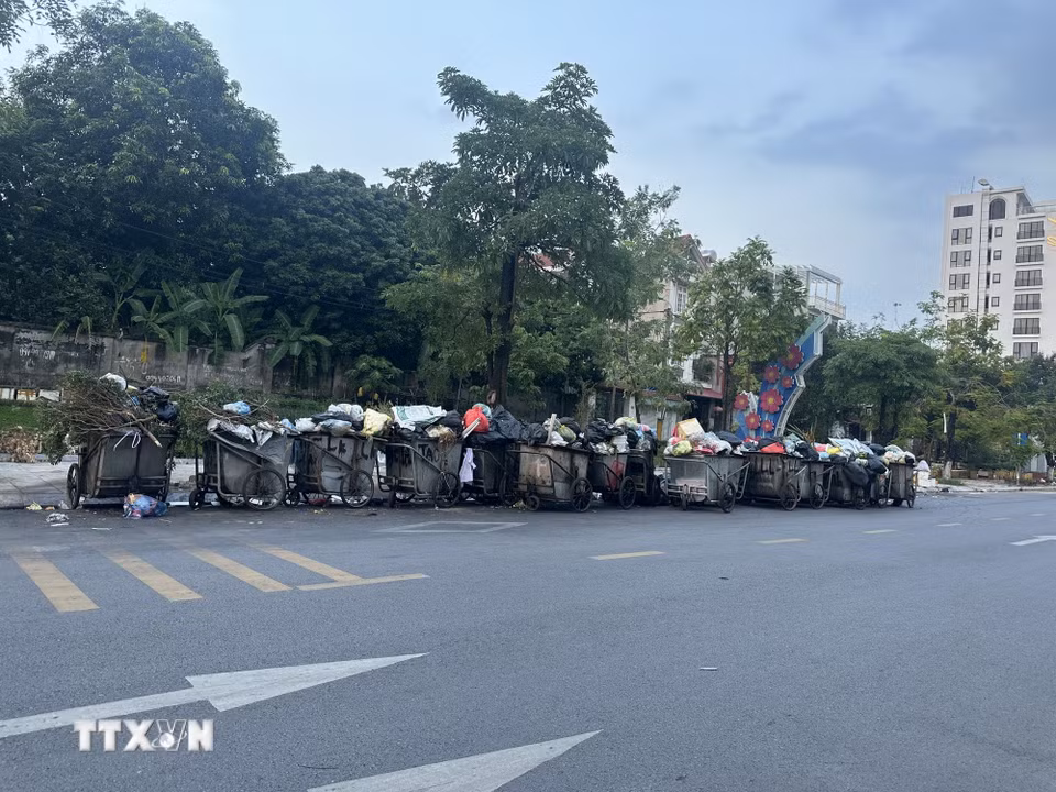 Rác thải ùn ứ ở nhiều tuyến phố tại phường Vĩnh Phúc gây mùi khó chịu, ảnh hưởng đến môi trường. (Ảnh: Nguyễn Thảo/TTXVN)