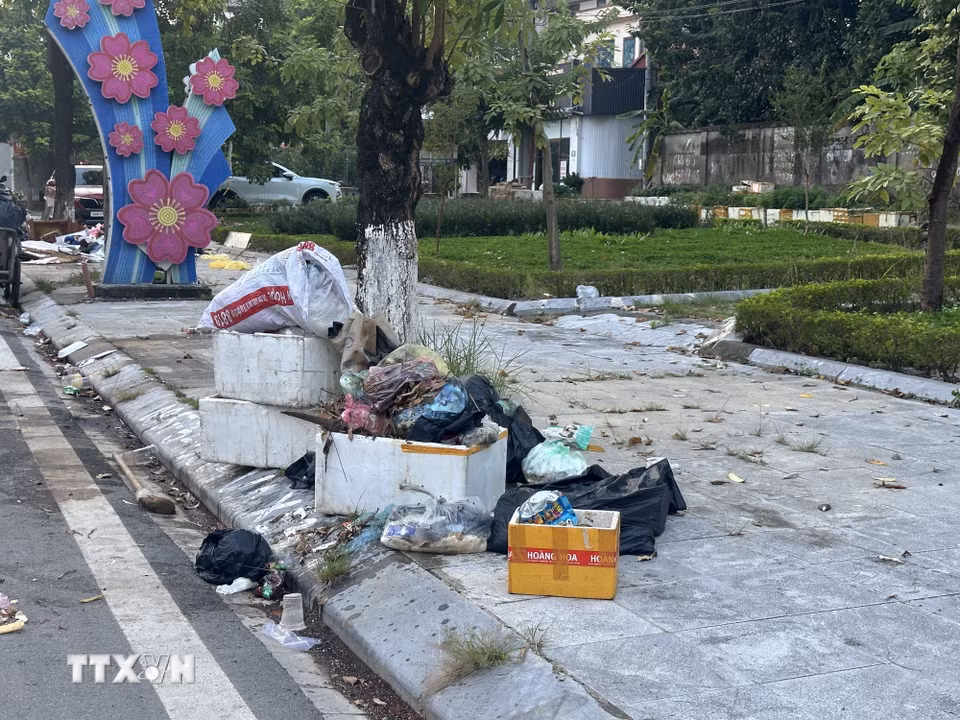 Nhiều rác thải tập kết trên vỉa hè chờ thu gom. (Ảnh: Nguyễn Thảo/TTXVN)