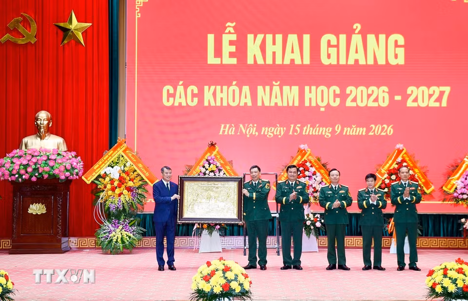 Thủ tướng Lê Minh Hưng tặng quà lưu niệm cho Học viện Quốc phòng. (Ảnh: Dương Giang/TTXVN)