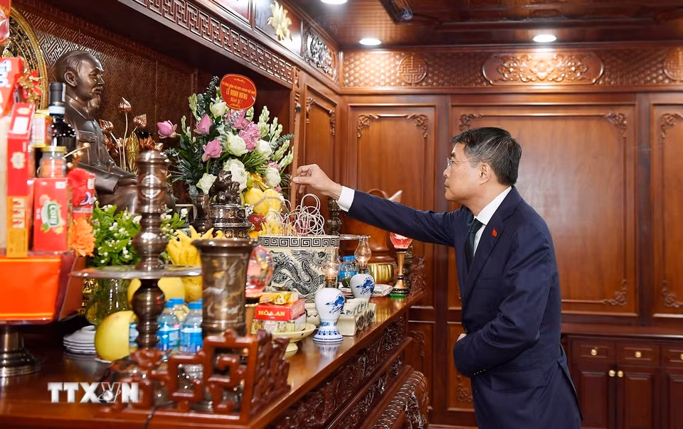 Thủ tướng Lê Minh Hưng dâng hương Chủ tịch Hồ Chí Minh. (Ảnh: Dương Giang/TTXVN)