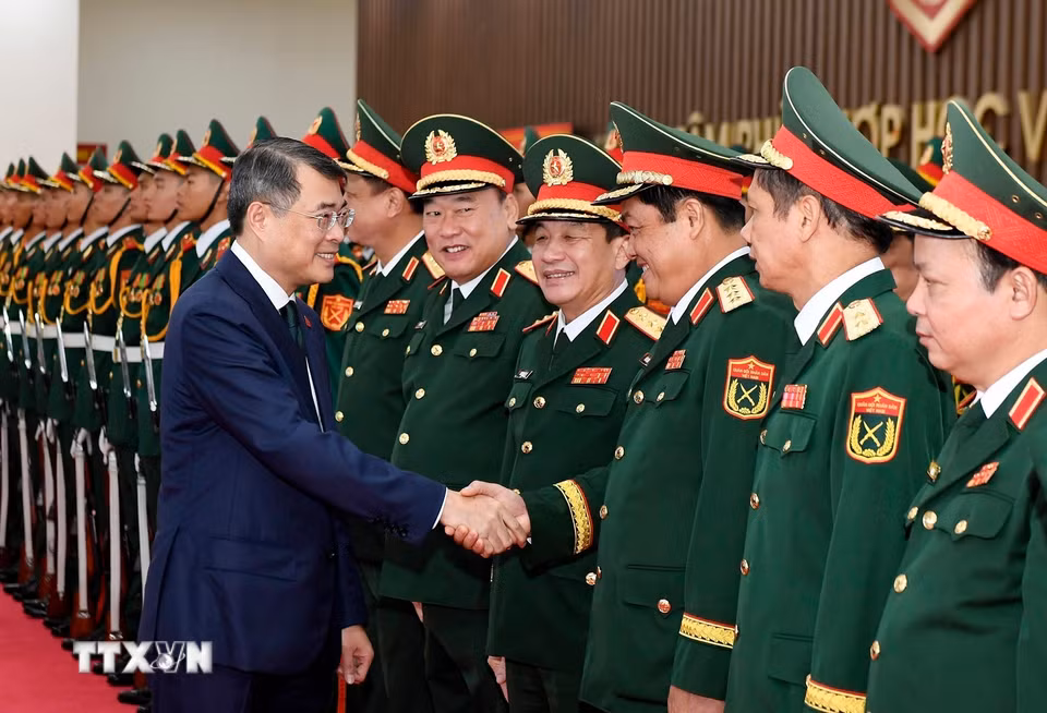 Thủ tướng Lê Minh Hưng đến dự Lễ Khai giảng các khóa năm học 2026-2027 của Học viện Quốc phòng. (Ảnh: Dương Giang/TTXVN)