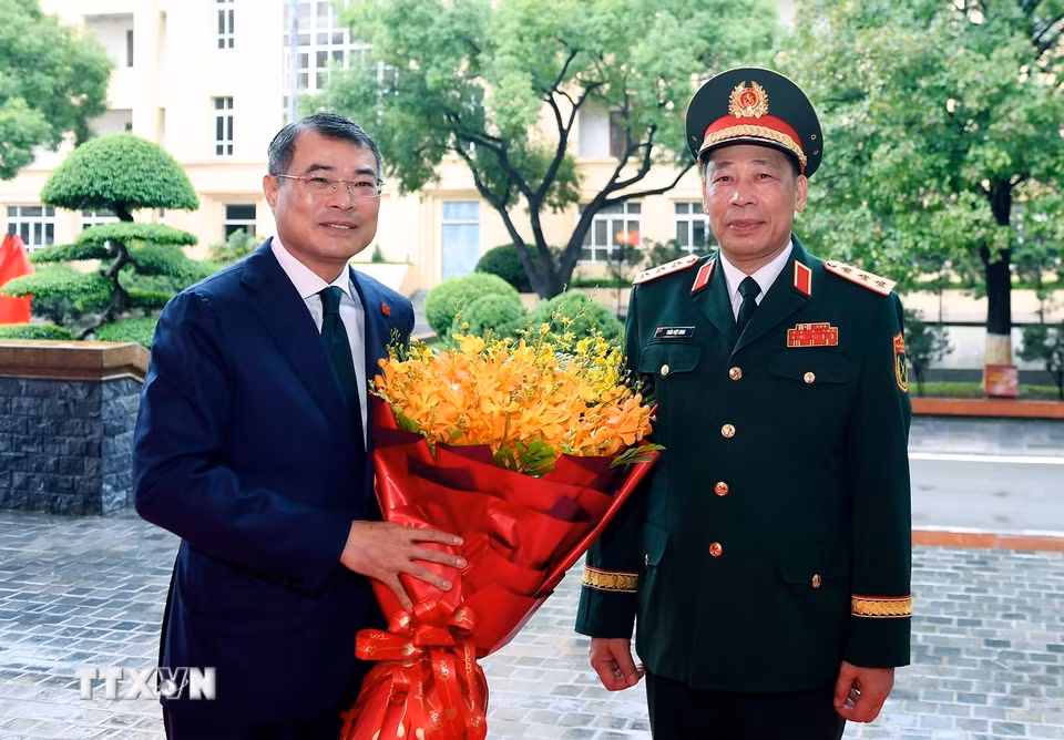 Thượng tướng, Phó Giáo sư, Tiến sĩ Trần Việt Khoa, Giám đốc Học viện Quốc phòng đón Thủ tướng Lê Minh Hưng đến dự Lễ Khai giảng các khóa năm học 2026-2027 của Học viện Quốc phòng. (Ảnh: Dương Giang/TTXVN)