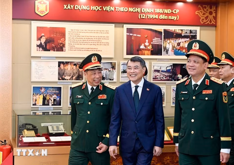 Thủ tướng Lê Minh Hưng tham quan Phòng Truyền thống, Thư viện của Học viện Quốc phòng. (Ảnh: Dương Giang/TTXVN)