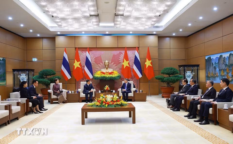 Thủ tướng Lê Minh Hưng hội kiến Nhà vua Vương quốc Thái Lan Maha Vajiralongkorn Phra Vajiraklaochaoyuhua và Hoàng hậu. (Ảnh: Dương Giang/TTXVN)