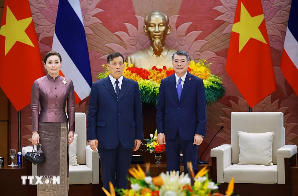 Thủ tướng Lê Minh Hưng hội kiến Nhà vua Vương quốc Thái Lan Maha Vajiralongkorn Phra Vajiraklaochaoyuhua và Hoàng hậu. (Ảnh: Dương Giang/TTXVN)
