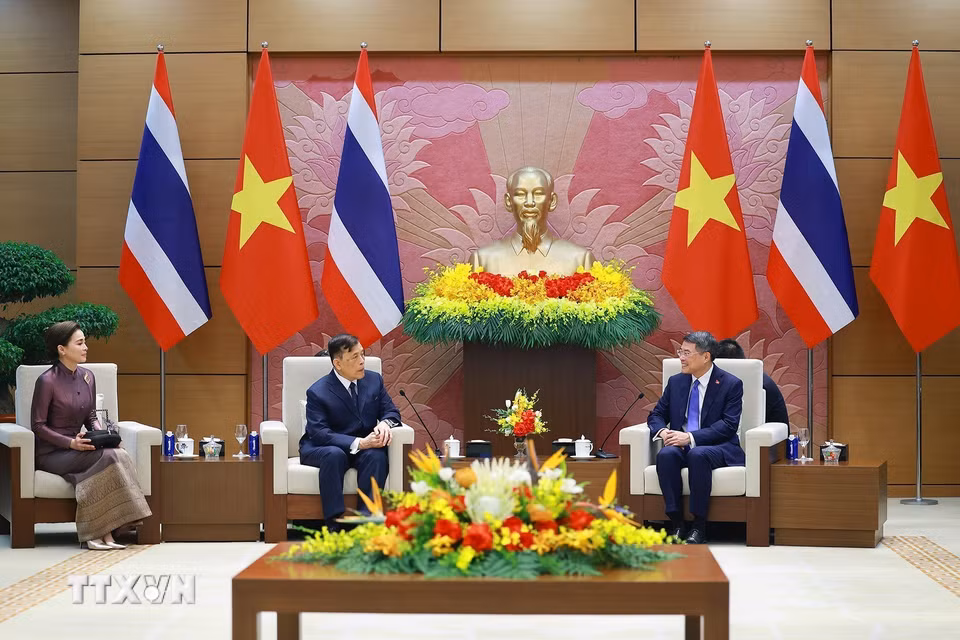 Thủ tướng Lê Minh Hưng hội kiến Nhà vua Vương quốc Thái Lan Maha Vajiralongkorn Phra Vajiraklaochaoyuhua và Hoàng hậu. (Ảnh: Dương Giang/TTXVN)