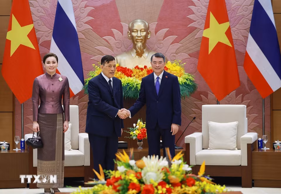 Thủ tướng Lê Minh Hưng hội kiến Nhà vua Vương quốc Thái Lan Maha Vajiralongkorn Phra Vajiraklaochaoyuhua và Hoàng hậu. (Ảnh: Dương Giang/TTXVN)