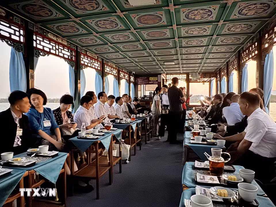 Các phóng viên, nhà báo nước ngoài tại Bắc Kinh trải nghiệm văn hóa của Trung Quốc. (Ảnh: Công Tuyên/TTXVN)