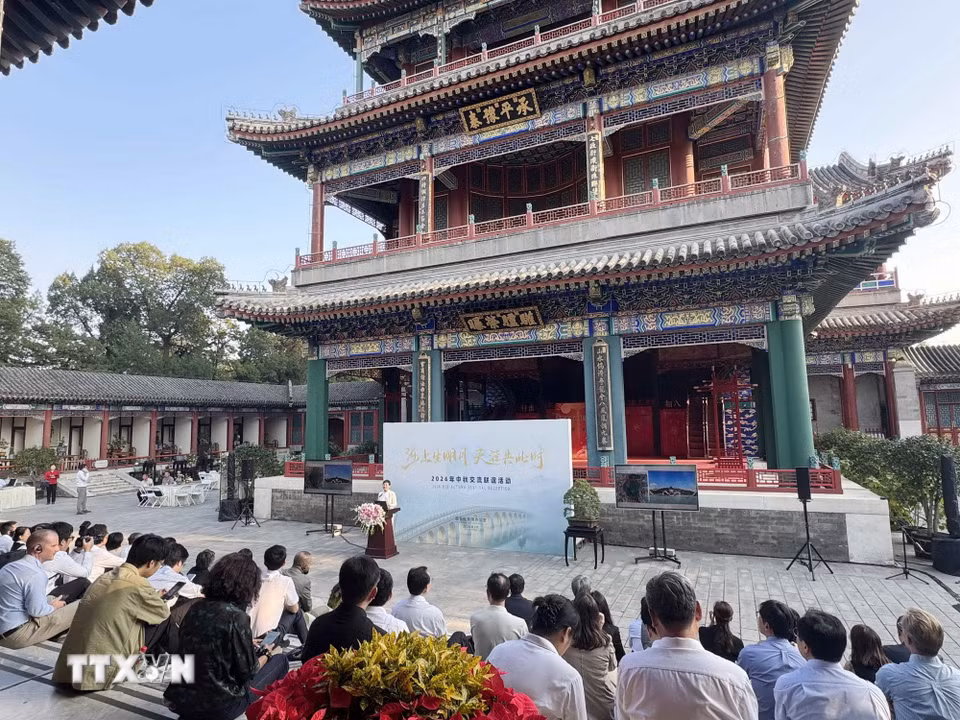 Các phóng viên, nhà báo nước ngoài tại Bắc Kinh trải nghiệm văn hóa của Trung Quốc. (Ảnh: Công Tuyên/TTXVN)