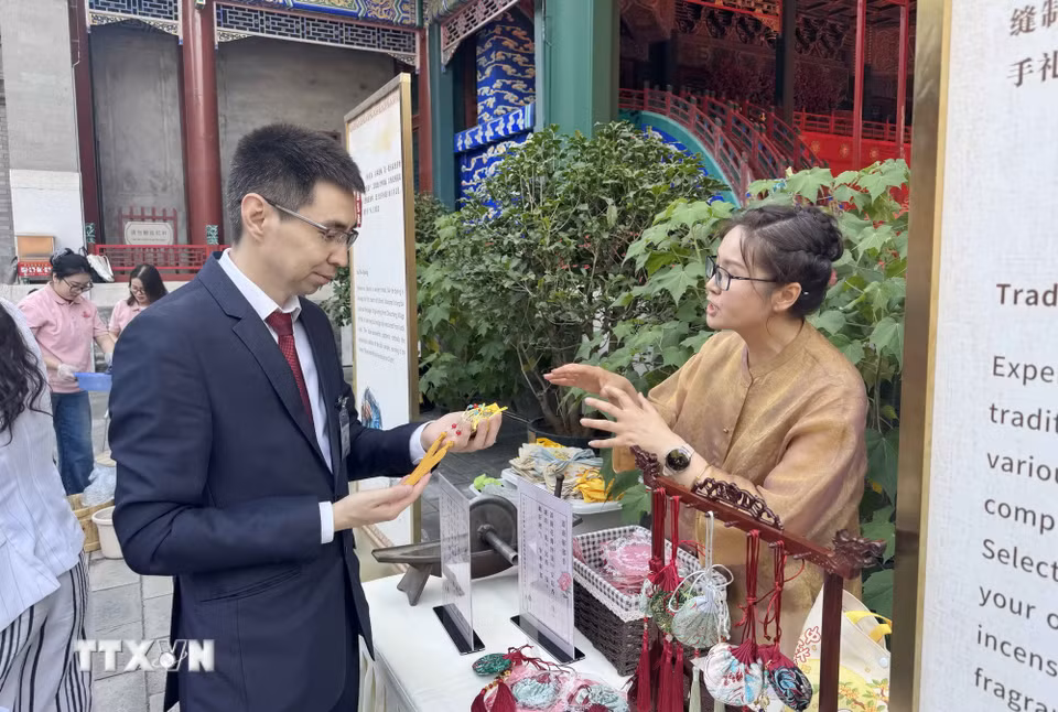 Các phóng viên, nhà báo nước ngoài tại Bắc Kinh trải nghiệm văn hóa của Trung Quốc. (Ảnh: Công Tuyên/TTXVN)