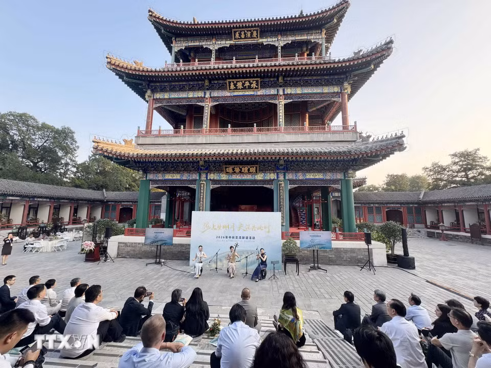 Các phóng viên, nhà báo nước ngoài tại Bắc Kinh trải nghiệm văn hóa của Trung Quốc. (Ảnh: Công Tuyên/TTXVN)