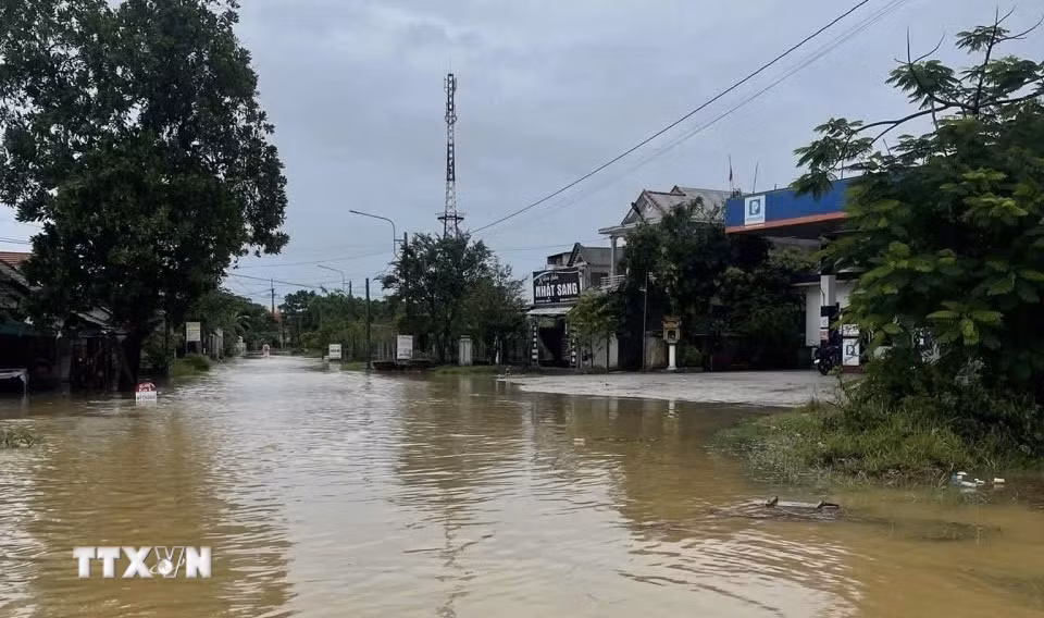 Nhiều tuyến đường ở làng Vĩnh An, phường Phong Dinh, thành phố Huế bị ngập lụt. (Ảnh: Văn Dũng/TTXVN)