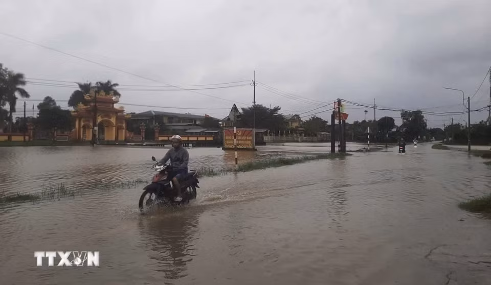 Nhiều tuyến đường ở làng Vĩnh An, phường Phong Dinh, thành phố Huế bị ngập lụt. (Ảnh: Văn Dũng/TTXVN)