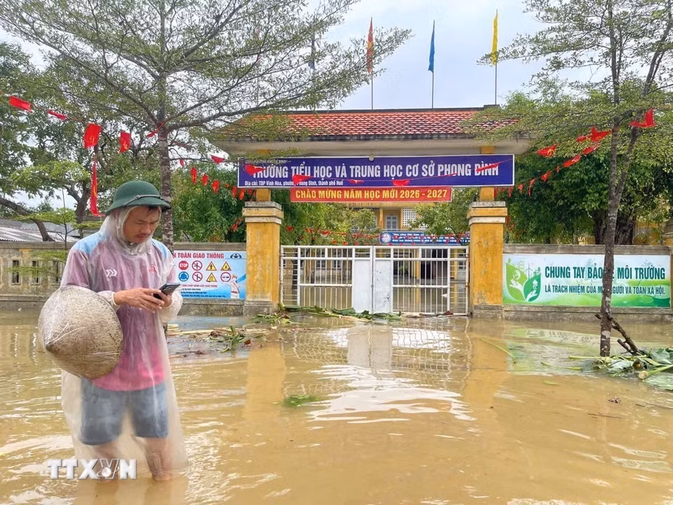 Mưa lớn kéo dài khiến làng Vĩnh An, phường Phong Dinh bị ngập lụt nặng. (Ảnh: Văn Dũng/TTXVN)