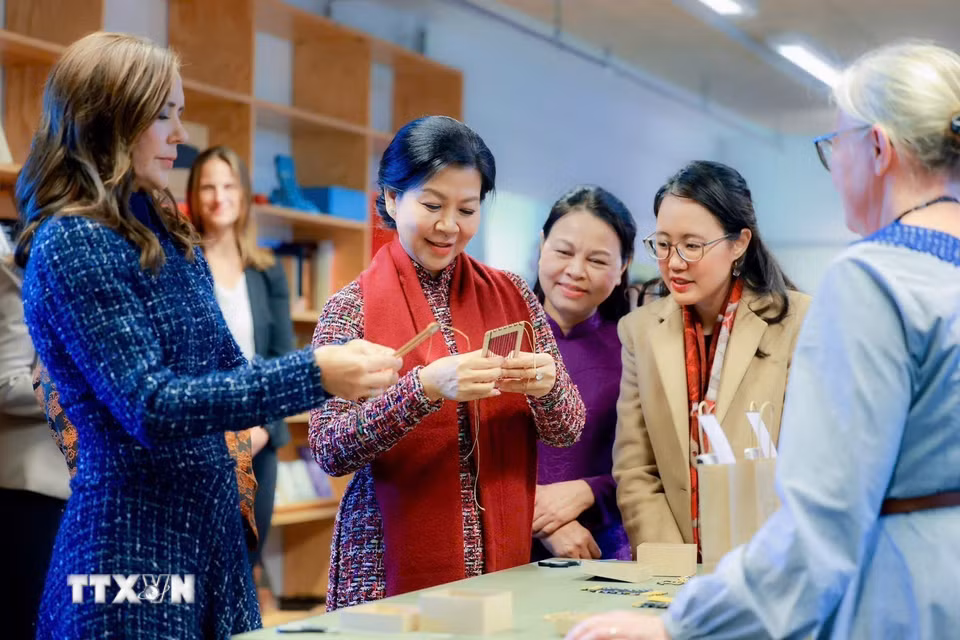 Bà Ngô Phương Ly, Phu nhân Tổng Bí thư, Chủ tịch nước và Hoàng hậu Mary tham quan BIBLIOTEKET Rentemestervej, một thư viện kiêm trung tâm văn hóa cộng đồng ở thủ đô Copenhagen. (Ảnh: TTXVN phát)