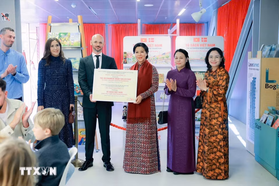 Bà Ngô Phương Ly, Phu nhân Tổng Bí thư, Chủ tịch nước trao tượng trưng “Tủ sách Việt Nam” tặng thư viện BIBLIOTEKET Rentemestervej. (Ảnh: TTXVN phát)