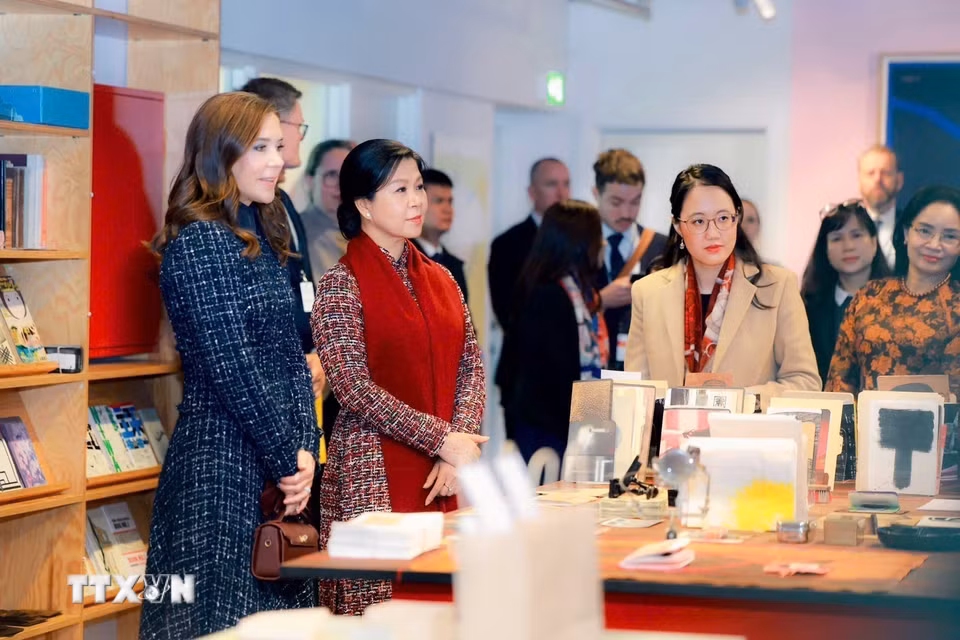 Bà Ngô Phương Ly, Phu nhân Tổng Bí thư, Chủ tịch nước và Hoàng hậu Mary tham quan phòng đọc sách tại thư viện BIBLIOTEKET Rentemestervej. (Ảnh: TTXVN phát)