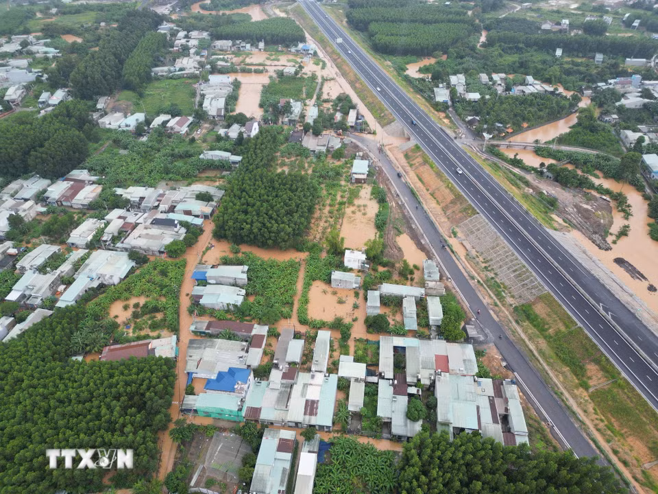 Toàn cảnh khu phố Hương Phước, phường Phước Tân cạnh cao tốc Biên Hòa-Vũng Tàu bị ngập sâu trong nước. (Ảnh: Lê Xuân/TTXVN)