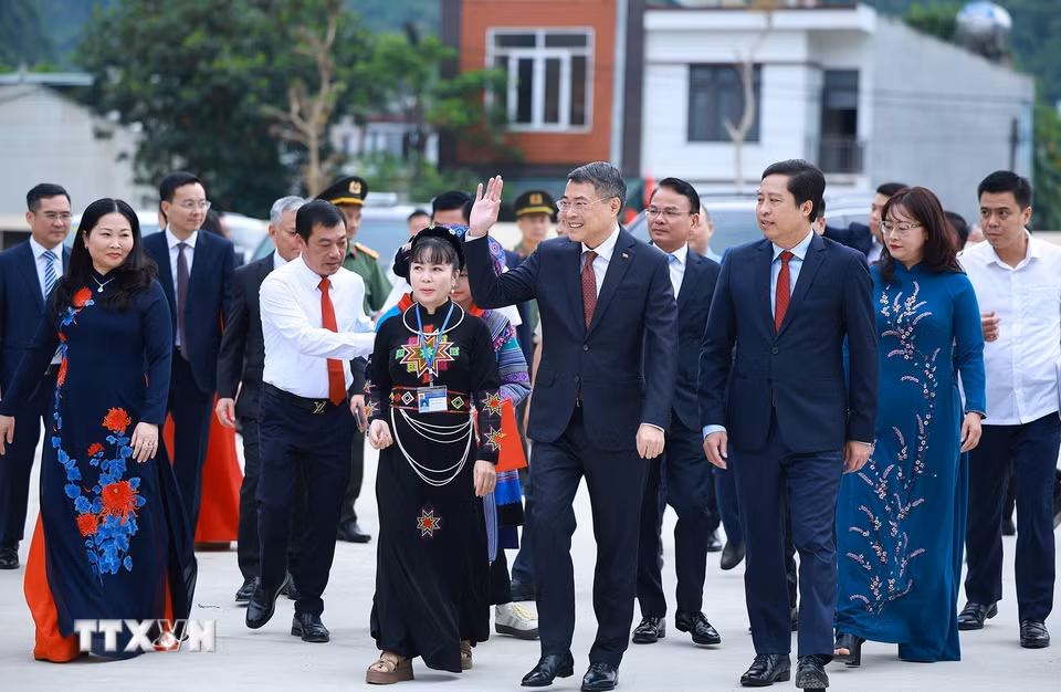 Thủ tướng Lê Minh Hưng đến dự Lễ khai giảng năm học 2026-2027 tại Trường Phổ thông nội trú Mường Khương, xã Mường Khương, tỉnh Lào Cai. (Ảnh: Dương Giang/TTXVN)