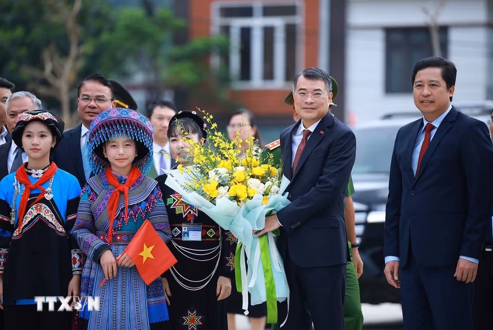 Thủ tướng Lê Minh Hưng đến dự Lễ khai giảng năm học mới tại Trường Phổ thông nội trú liên cấp Mường Khương (Lào Cai). (Ảnh: Dương Giang/TTXVN)