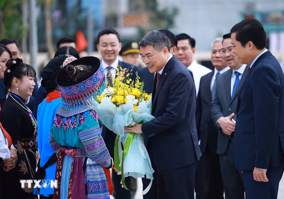 Thủ tướng Lê Minh Hưng đến dự Lễ khai giảng năm học mới tại Trường Phổ thông nội trú liên cấp Mường Khương (Lào Cai). (Ảnh: Dương Giang/TTXVN)