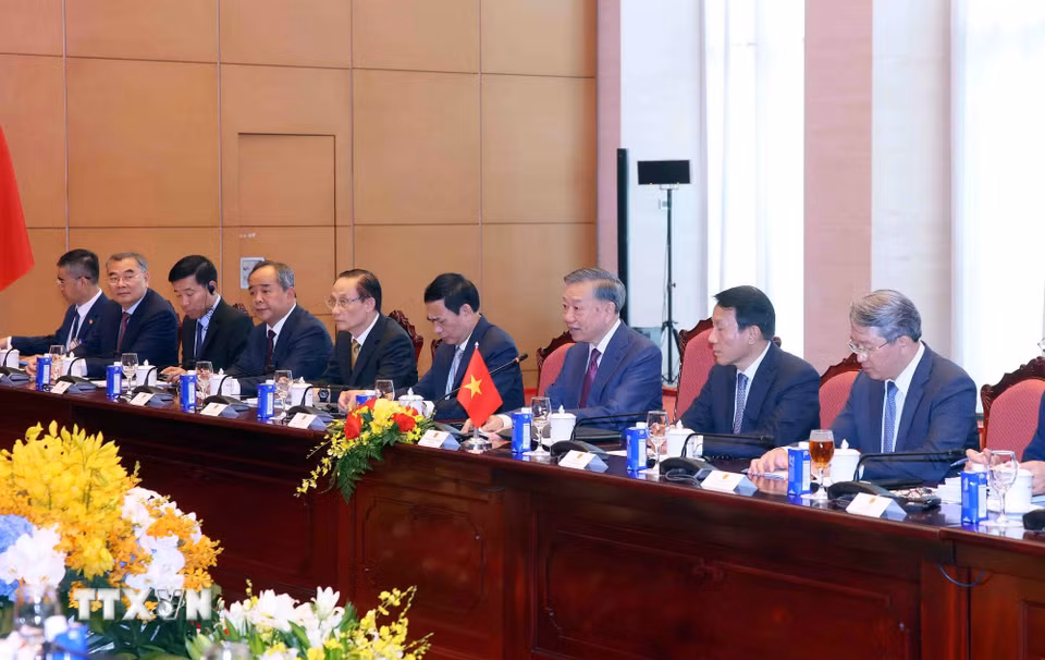 Tổng Bí thư, Chủ tịch nước Tô Lâm và thành viên đoàn Việt Nam tại cuộc hội đàm với Tổng thống Myanmar Min Aung Hlaing. (Ảnh: Phạm Kiên/TTXVN)