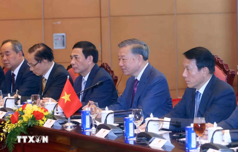 Tổng Bí thư, Chủ tịch nước Tô Lâm và thành viên đoàn Việt Nam tại cuộc hội đàm với Tổng thống Myanmar Min Aung Hlaing. (Ảnh: Phạm Kiên/TTXVN)
