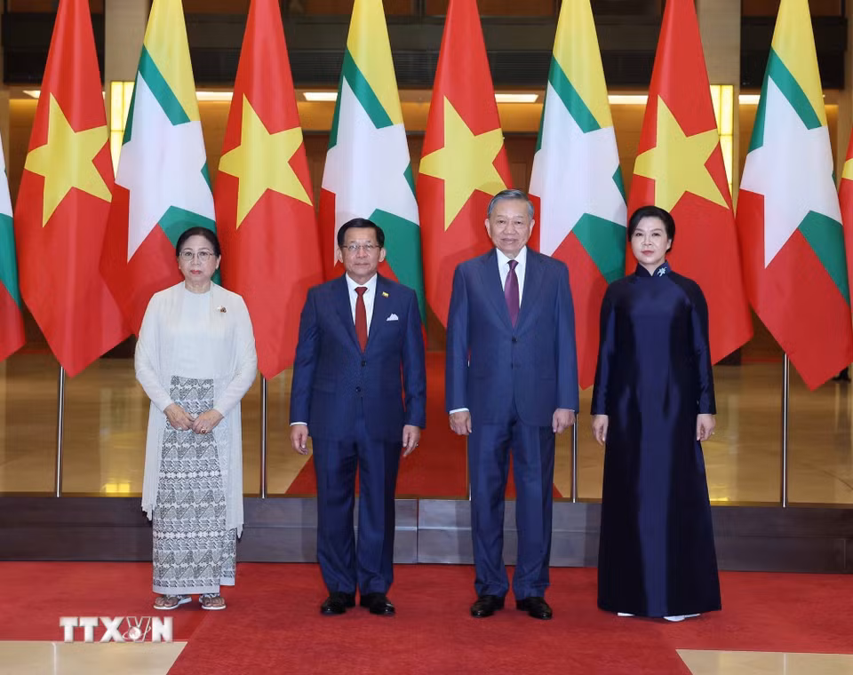 Tổng Bí thư, Chủ tịch nước Tô Lâm và Phu nhân cùng Tổng thống Myanmar Min Aung Hlaing và Phu nhân chụp ảnh chung. (Ảnh: Thống Nhất/TTXVN)