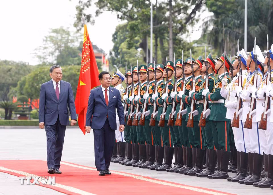 Tổng Bí thư, Chủ tịch nước Tô Lâm và Tổng thống Myanmar Min Aung Hlaing duyệt Đội danh dự Quân đội nhân dân Việt Nam. (Ảnh: Thống Nhất/TTXVN)