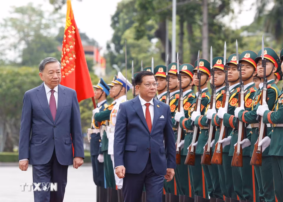 Tổng Bí thư, Chủ tịch nước Tô Lâm và Tổng thống Myanmar Min Aung Hlaing duyệt Đội danh dự Quân đội nhân dân Việt Nam. (Ảnh: Thống Nhất, Phạm Kiên/TTXVN)