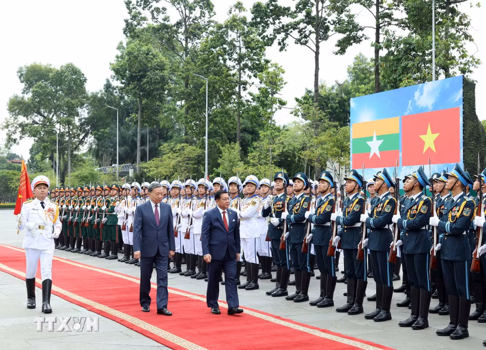 Tổng Bí thư, Chủ tịch nước Tô Lâm và Tổng thống Myanmar Min Aung Hlaing duyệt Đội danh dự Quân đội nhân dân Việt Nam. (Ảnh: Thống Nhất, Phạm Kiên/TTXVN)
