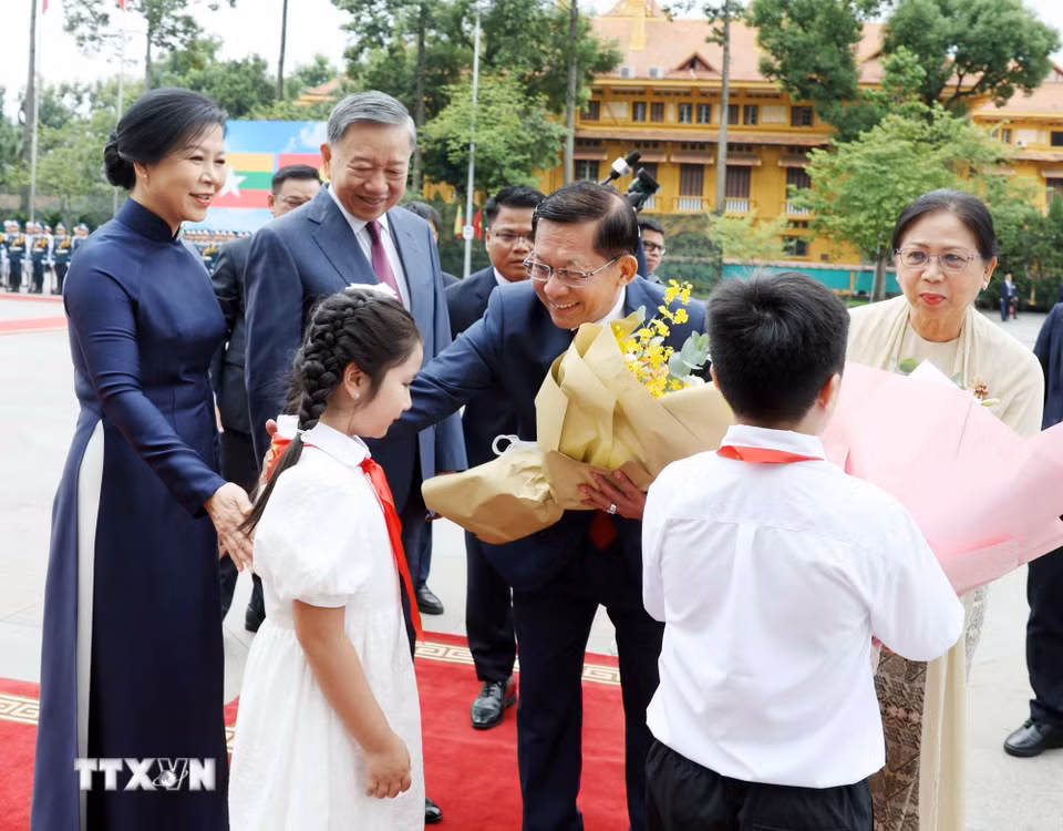 Tổng Bí thư, Chủ tịch nước Tô Lâm và Phu nhân đón Tổng thống Myanmar Min Aung Hlaing và Phu nhân. (Ảnh: Thống Nhất, Phạm Kiên/TTXVN)