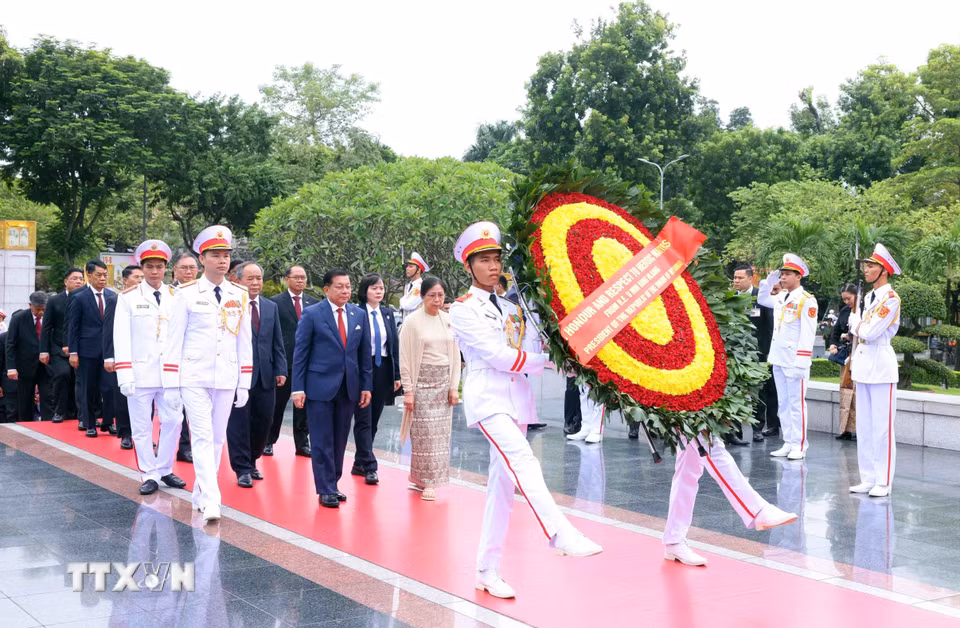 Tổng thống nước Cộng hòa Liên bang Myanmar Min Aung Hlaing và Phu nhân Kyu Kyu Hla đến đặt vòng hoa tưởng niệm các Anh hùng liệt sỹ. (Ảnh: Phạm Kiên/TTXVN)