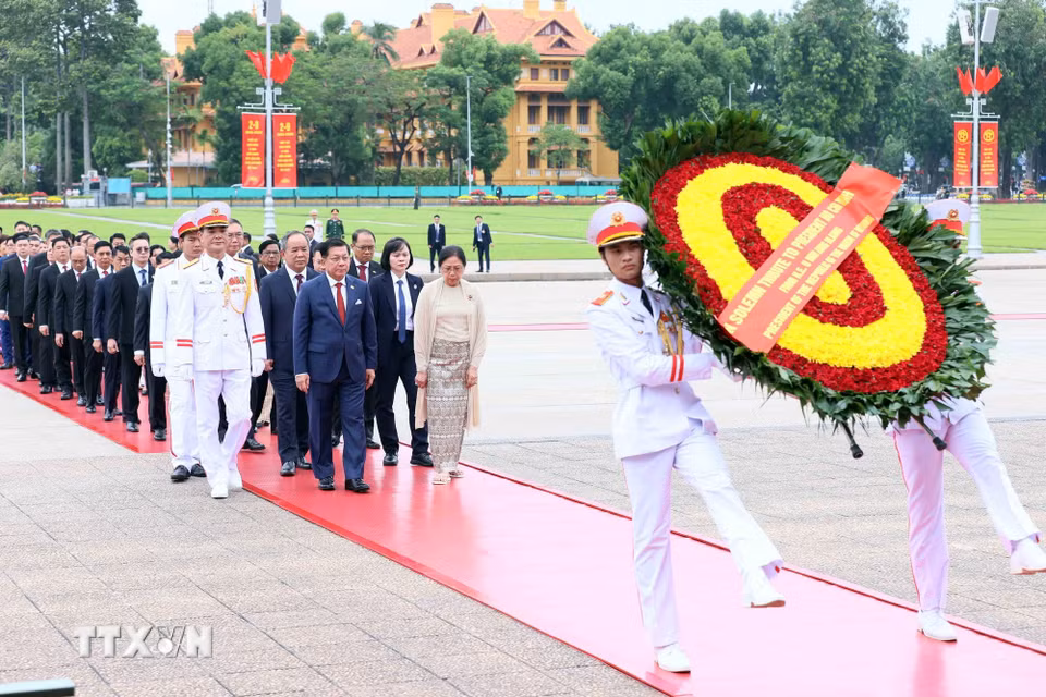 Tổng thống nước Cộng hòa Liên bang Myanmar Min Aung Hlaing và Phu nhân Kyu Kyu Hla cùng đoàn đại biểu cấp cao đến đặt vòng hoa và vào Lăng viếng Chủ tịch Hồ Chí Minh. (Ảnh: An Đăng/TTXVN)