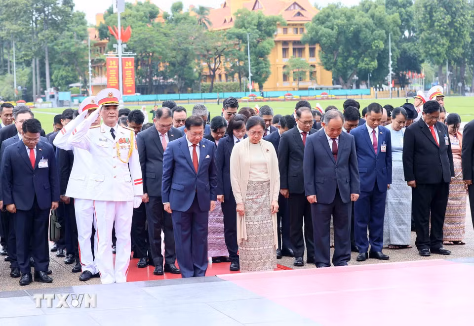 Tổng thống nước Cộng hòa Liên bang Myanmar Min Aung Hlaing và Phu nhân Kyu Kyu Hla cùng đoàn đại biểu cấp cao thành kính tưởng niệm Chủ tịch Hồ Chí Minh. (Ảnh: An Đăng/TTXVN)