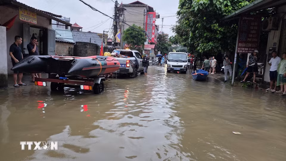 Xuồng cứu hộ và vật tư ứng cứu người dân vùng ngập lụt được các lực lượng chức năng huy động tới đường Nhị Thanh, phường Tam Thanh, tỉnh Lạng Sơn. (Ảnh: Quang Duy/TTXVN)