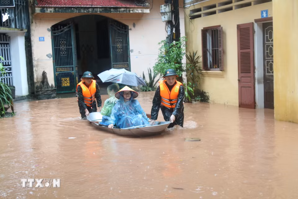 Cán bộ, chiến sĩ Bộ Chỉ huy Quân sự tỉnh Lạng Sơn hỗ trợ người dân vùng ngập lụt Phố Muối, phường Tam Thanh. (Ảnh: Quang Duy.TTXVN)