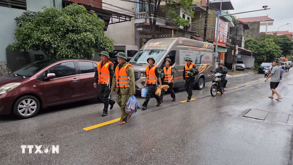 Lực lượng quân sự tỉnh Lạng Sơn di chuyển hỗ trợ người dân vùng ngập lụt. (Ảnh: Quang Duy/TTXVN)