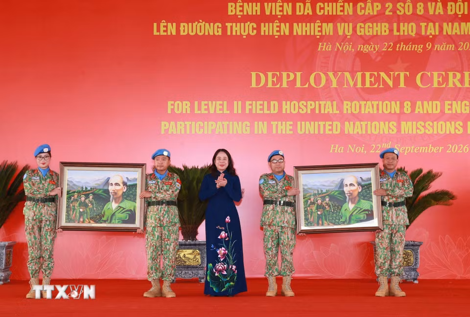 Bí thư Trung ương Đảng, Phó Chủ tịch nước Võ Thị Ánh Xuân tặng bức tranh ''Bác vẫn cùng chúng cháu hành quân'' cho đại diện Bệnh viện dã chiến cấp 2 số 8 (BVDC2.8) và Đội Công binh số 5 (ĐCB5). (Ảnh: Trọng Đức/TTXVN)