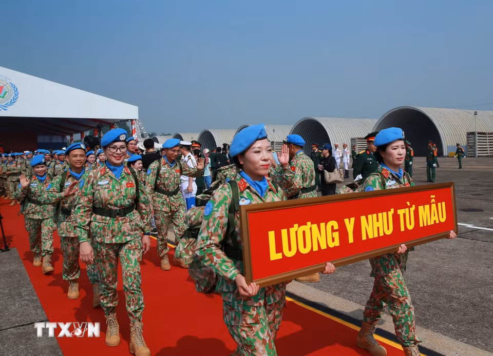Các sỹ quan, quân nhân Bệnh viện dã chiến cấp 2 số 8 và Đội Công binh số 5 xuất quân lên đường làm nhiệm vụ gìn giữ hòa bình Liên hợp quốc. (Ảnh: Trọng Đức/TTXVN)