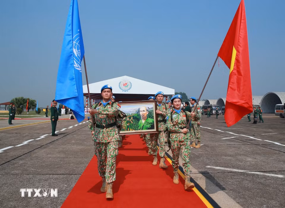 Các sỹ quan, quân nhân Bệnh viện dã chiến cấp 2 số 8 và Đội Công binh số 5 xuất quân lên đường làm nhiệm vụ gìn giữ hòa bình Liên hợp quốc. (Ảnh: Trọng Đức/TTXVN)