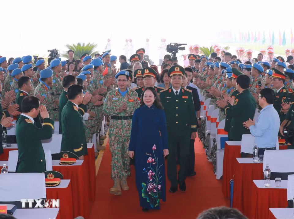 Bí thư Trung ương Đảng, Phó Chủ tịch nước Võ Thị Ánh Xuân đến dự lễ xuất quân. (Ảnh: Trọng Đức/TTXVN)