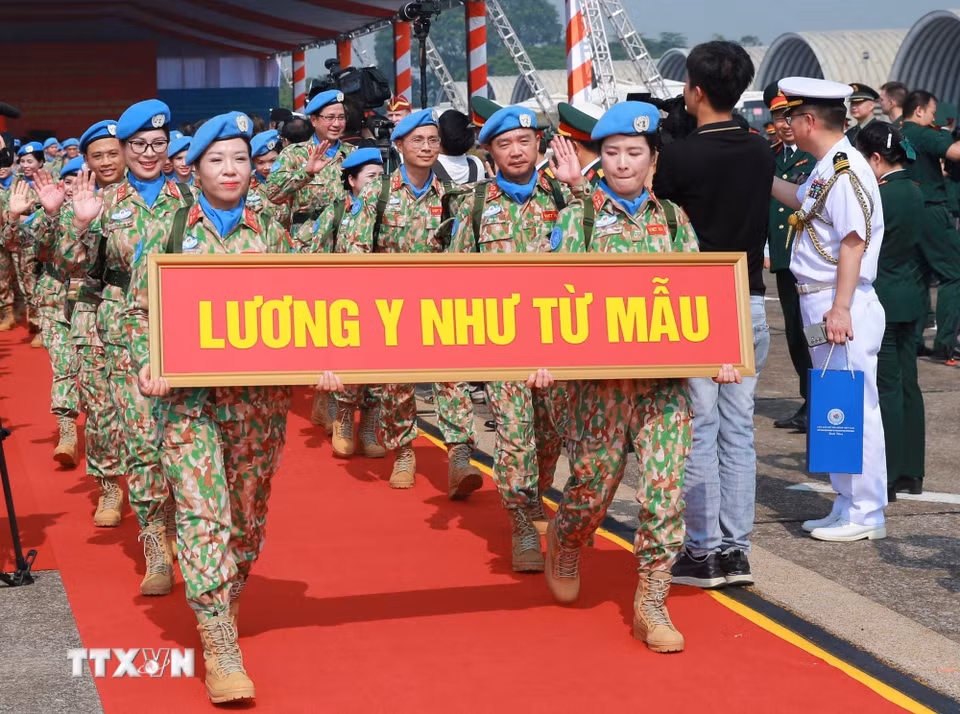 Các sỹ quan, quân nhân Bệnh viện dã chiến cấp 2 số 8 và Đội Công binh số 5 xuất quân lên đường làm nhiệm vụ gìn giữ hòa bình Liên hợp quốc. (Ảnh: Trọng Đức/TTXVN)