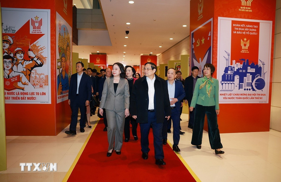 Thủ tướng Phạm Minh Chính kiểm tra khu trưng bày ảnh về phong trào thi đua yêu nước qua các thời kỳ do Thông tấn xã Việt Nam thực hiện. (Ảnh: Dương Giang/TTXVN)