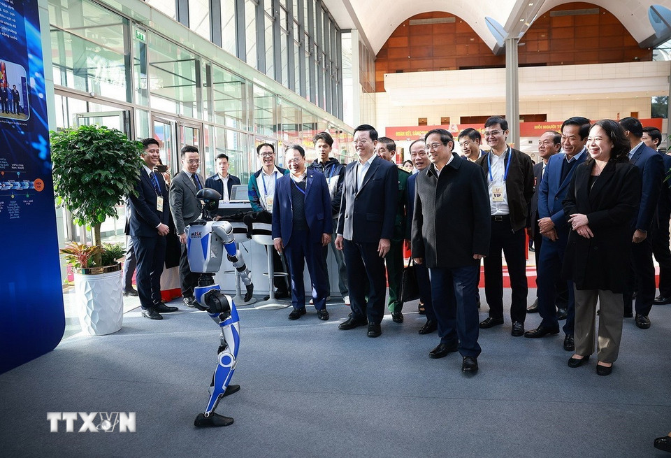 Thủ tướng Phạm Minh Chính kiểm tra khu trung bày các sản phẩm khoa học công nghệ. (Ảnh: Dương Giang/TTXVN)