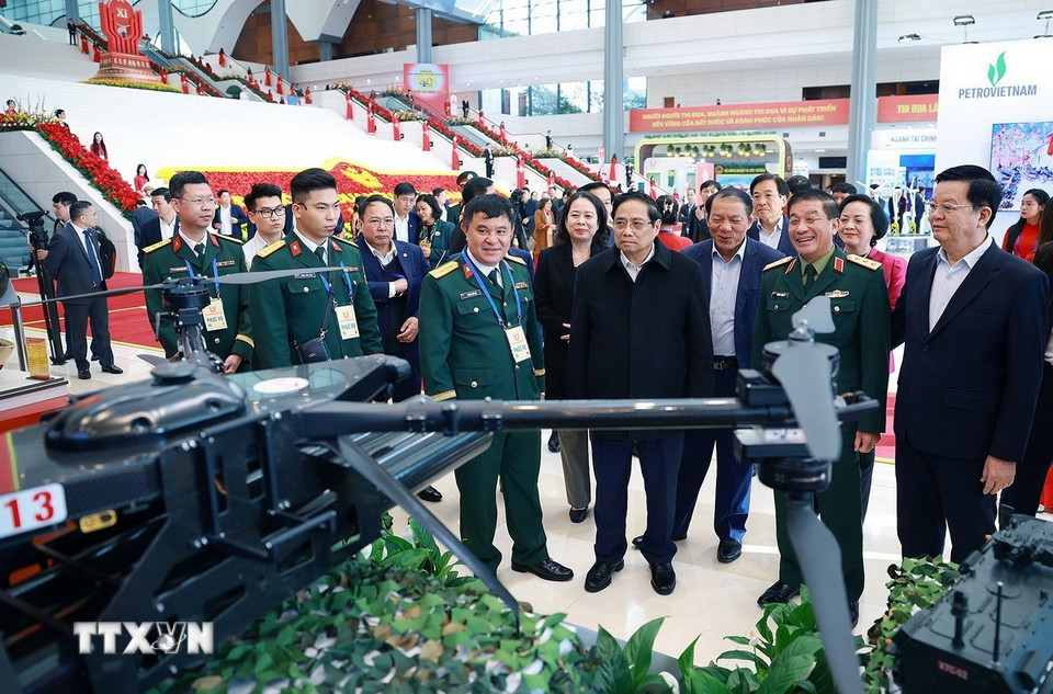 Thủ tướng Phạm Minh Chính kiểm tra khu trưng bày khí tài quân sự. (Ảnh: Dương Giang/TTXVN)
