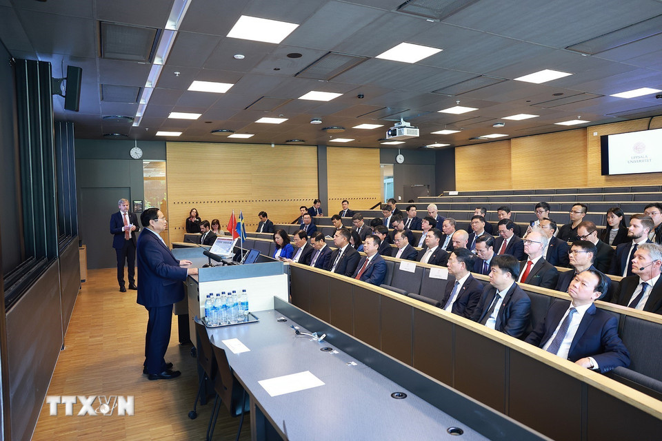 Thủ tướng Phạm Minh Chính phát biểu khi đến thăm Đại học Uppsala. (Ảnh: Dương Giang/TTXVN)