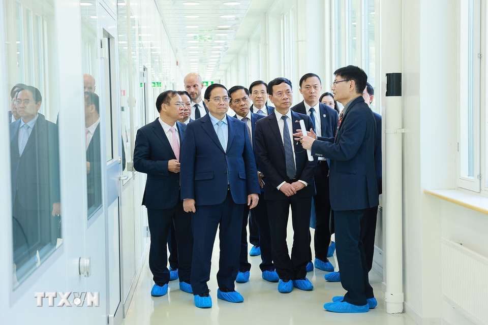Thủ tướng Phạm Minh Chính thăm phòng thí nghiệm của Đại học Uppsala. (Ảnh: Dương Giang/TTXVN)