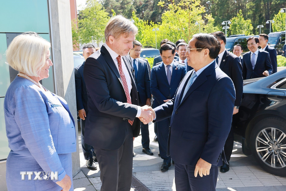 Thủ tướng Phạm Minh Chính đến thăm và gặp các chuyên gia Đại học Uppsala. (Ảnh: Dương Giang/TTXVN)